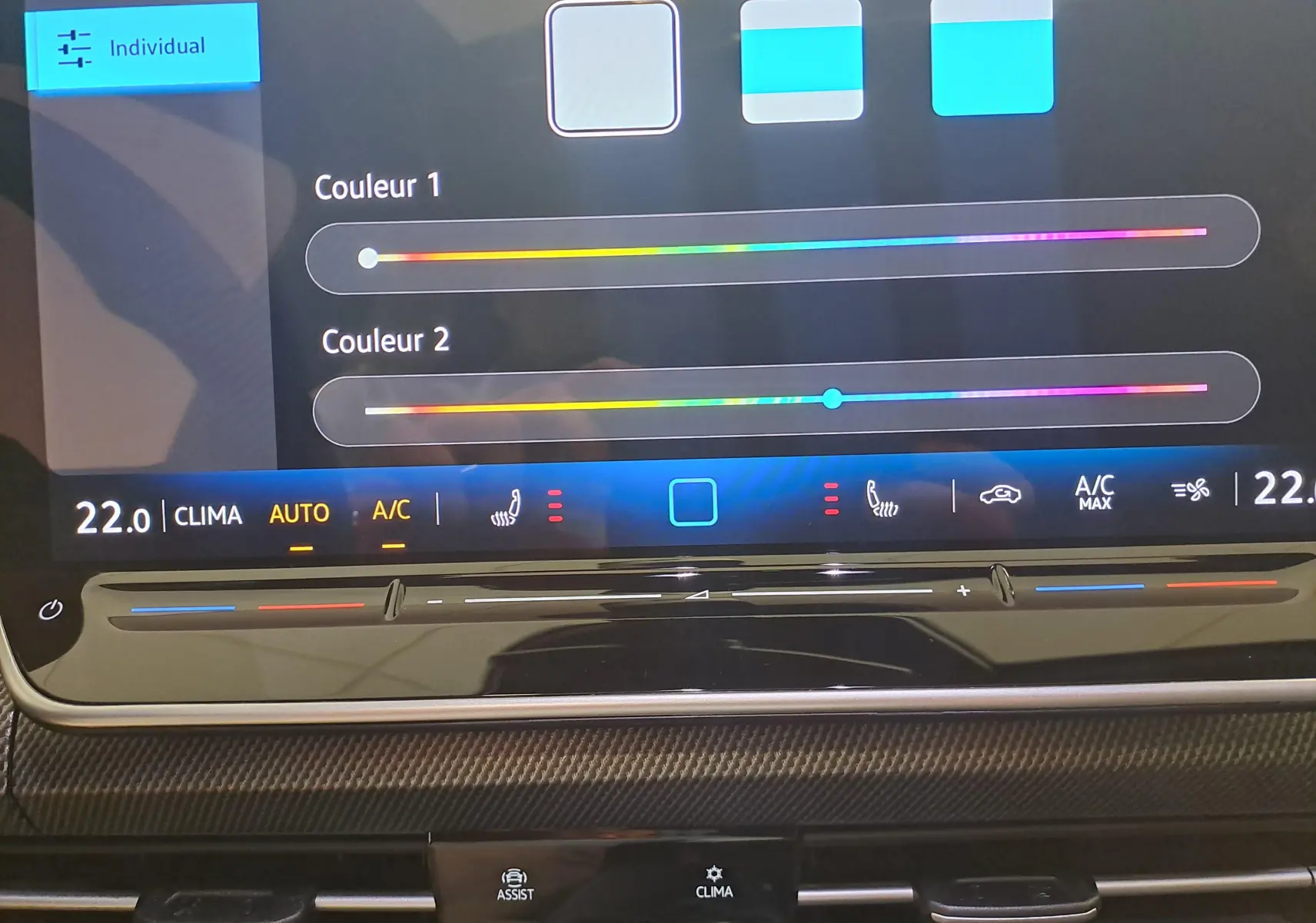 Vue rapprochée de l’écran tactile de la Volkswagen Golf 2025, affichant les réglages climatisation et couleurs d’ambiance.