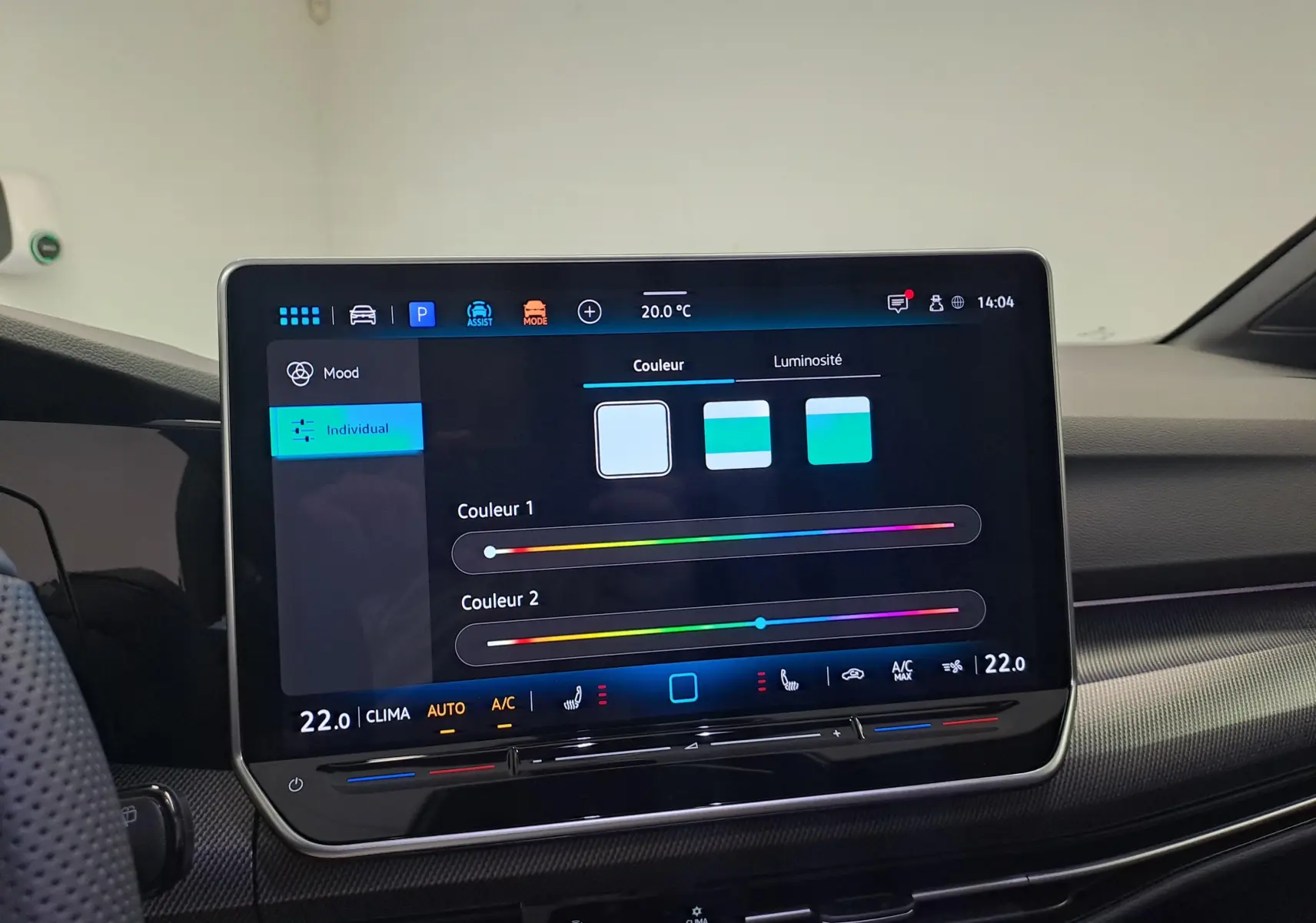Écran tactile central de la Volkswagen Golf 2025, affichant les réglages de couleurs d'ambiance intérieure.