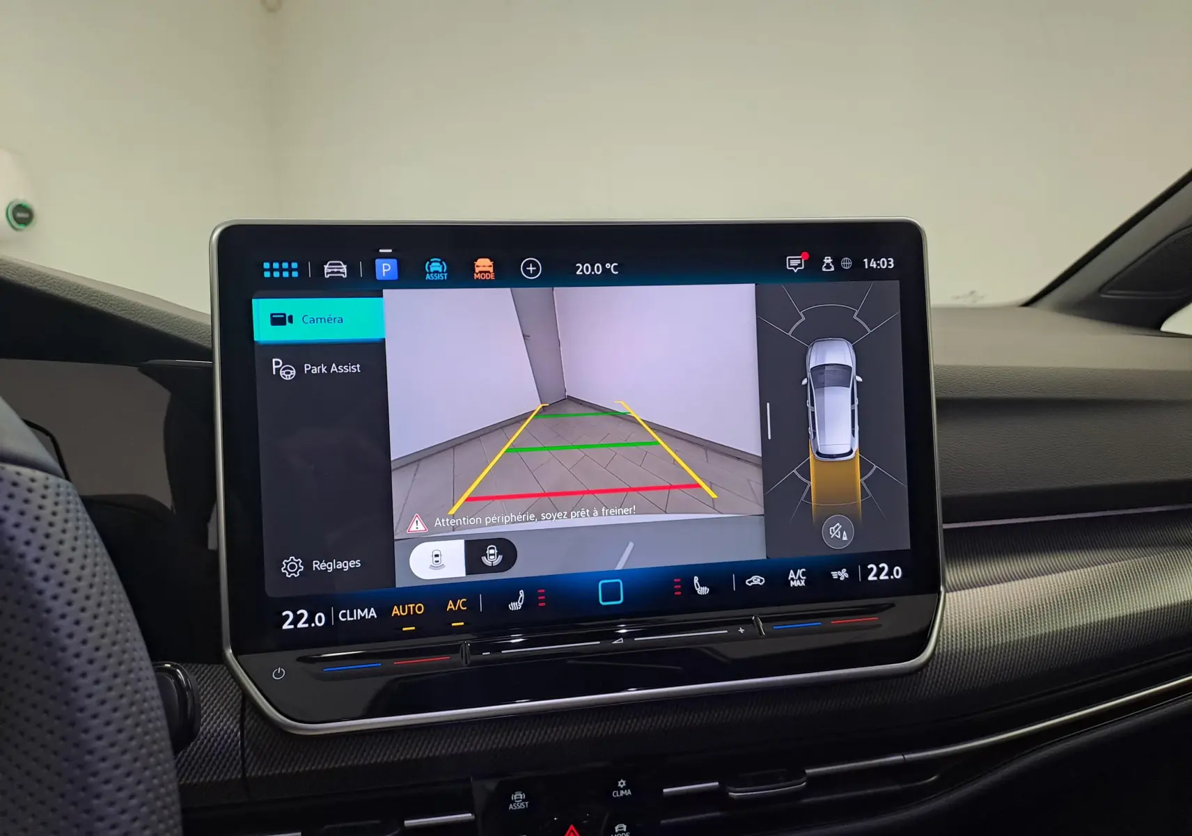 Écran tactile intérieur de Volkswagen Golf 2025 affichant la caméra de recul et l’assistance au stationnement.