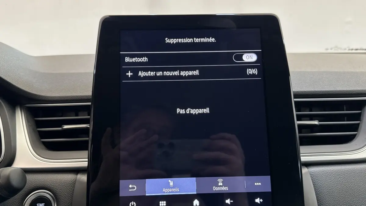 Écran tactile central du tableau de bord du Renault Captur Techno TCe 90, affichage Bluetooth actif.