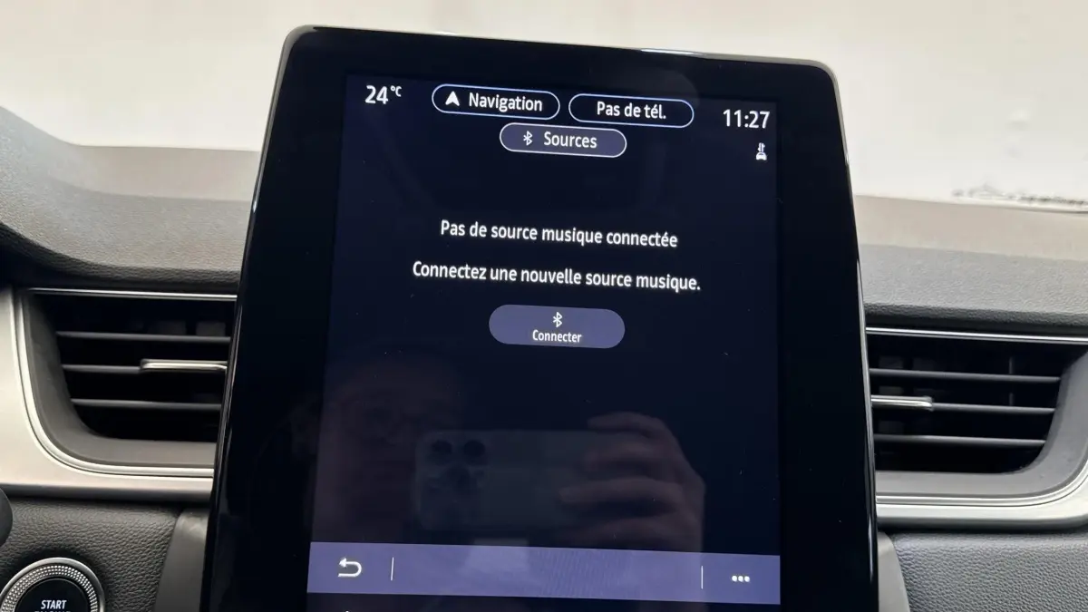 Écran tactile central de 26,4 cm du tableau de bord du Renault Captur rouge, affichant la connexion Bluetooth.