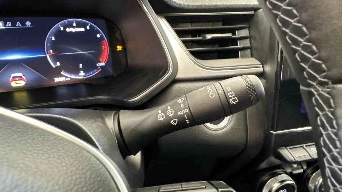 Gros plan sur la commande d’essuie-glace et le combiné d’instruments numérique du Renault Captur Techno TCe 90.