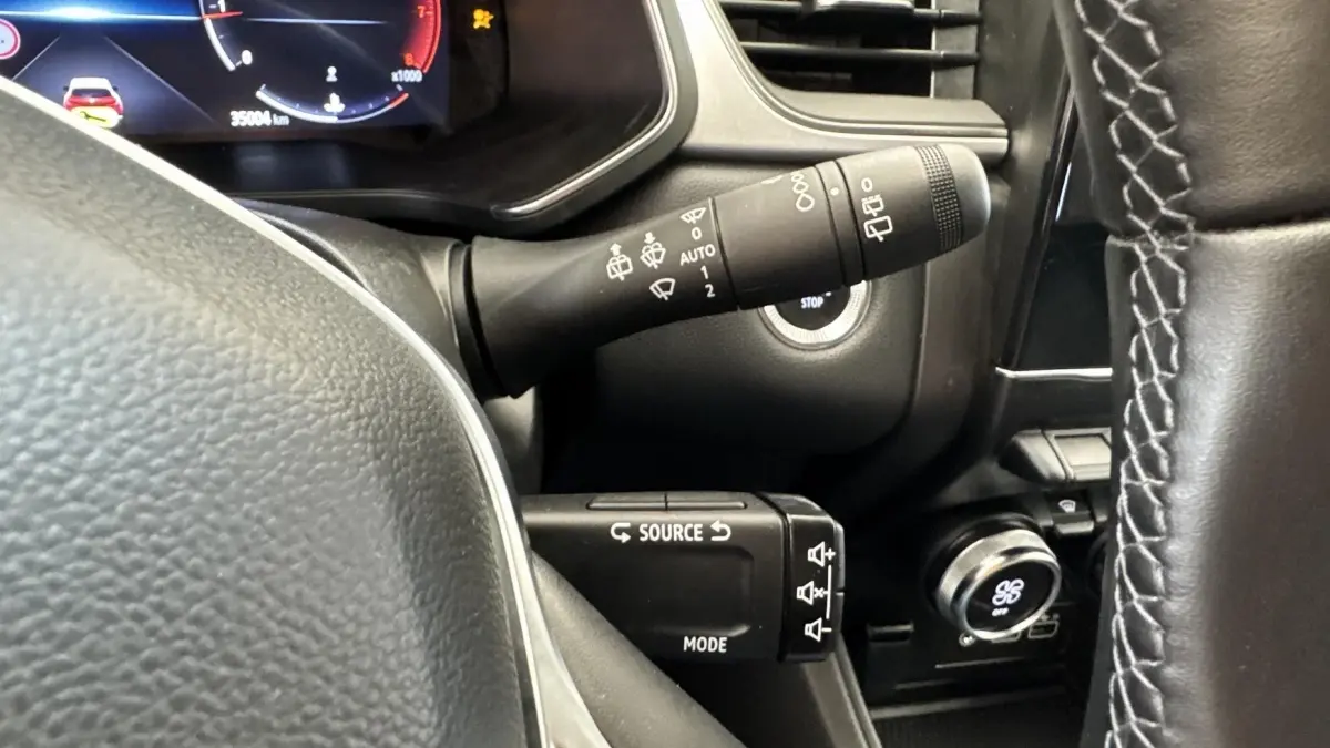 Gros plan sur la commande des essuie-glaces et le tableau de bord numérique du Renault Captur Techno TCe 90.
