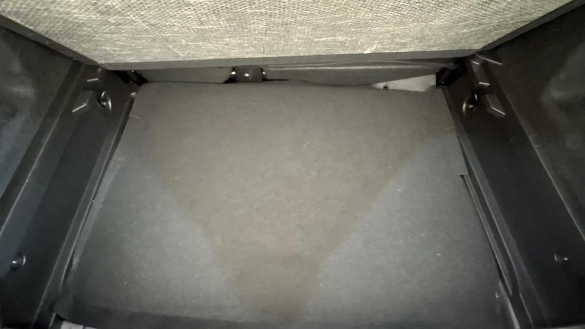 Coffre vide du Renault Captur 2024 vu de dessus, avec plancher plat et revêtement gris foncé.
