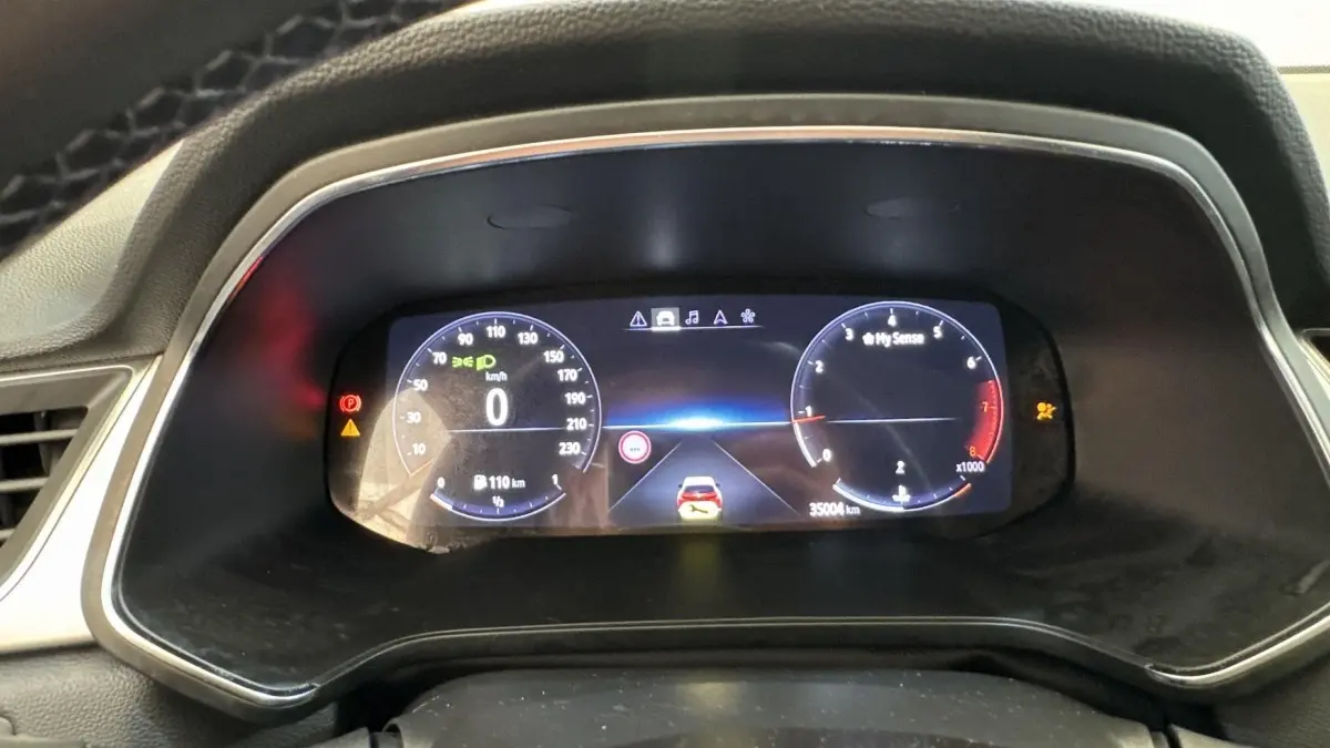 Vue rapprochée du combiné d'instruments numérique du Renault Captur 2024 affichant vitesse, régime et alertes.