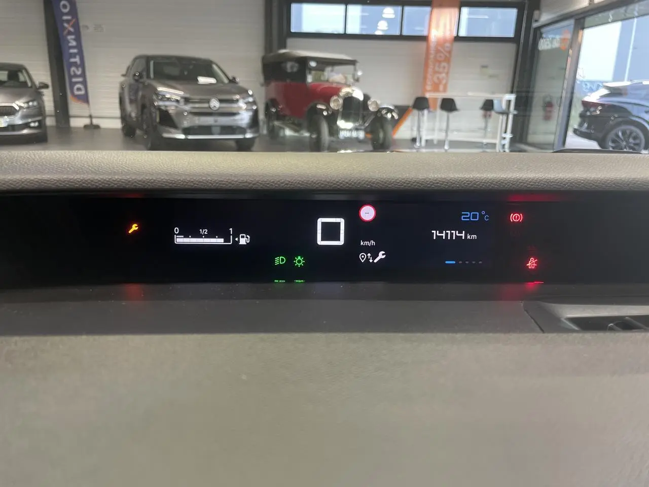 Tableau de bord numérique de Citroën C3 2025 affichant la vitesse, température et kilométrage, vue intérieure frontale.