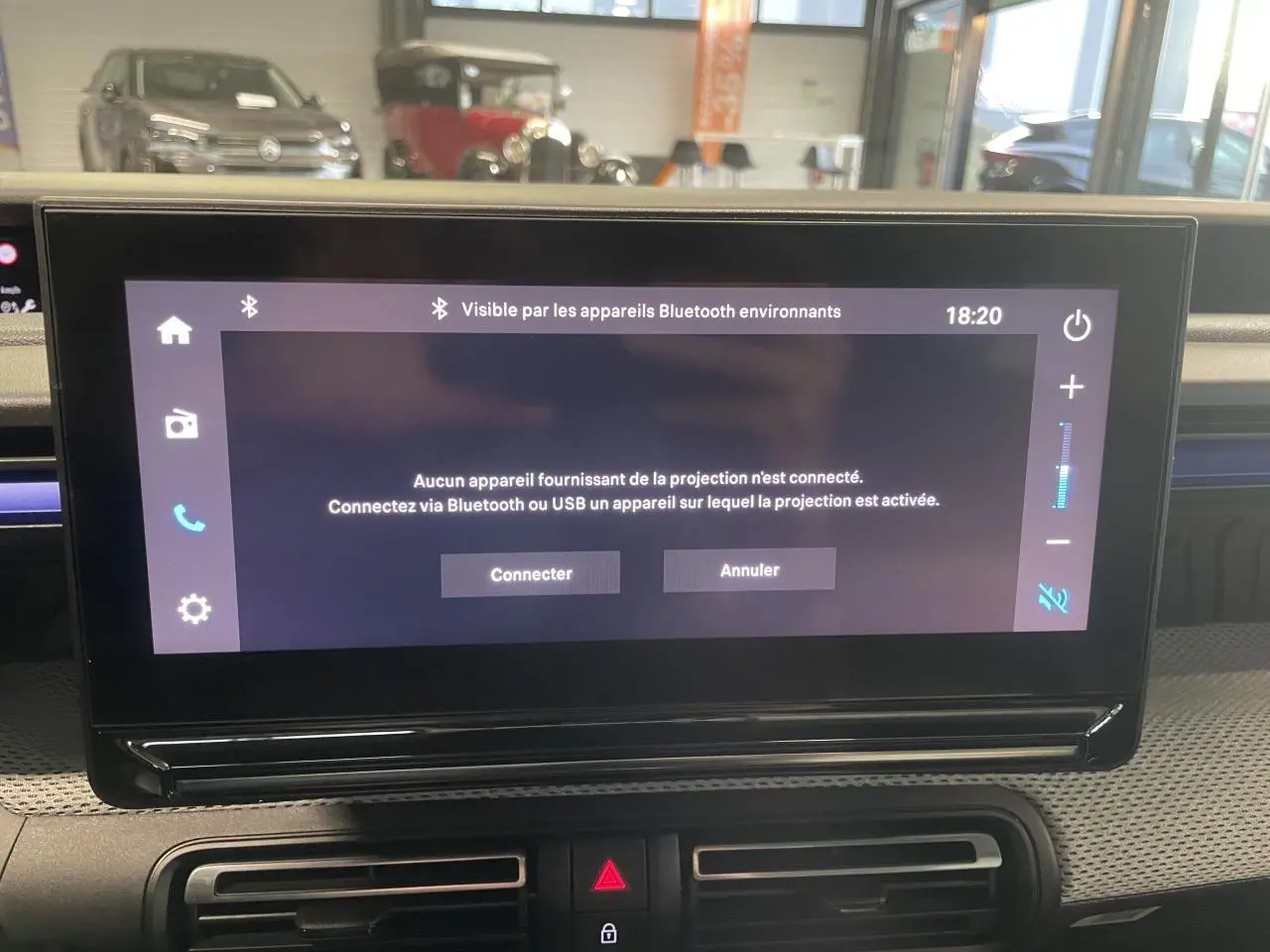 Écran tactile central de la Citroën C3 2025 en gros plan, avec tableau de bord gris et détails noirs.