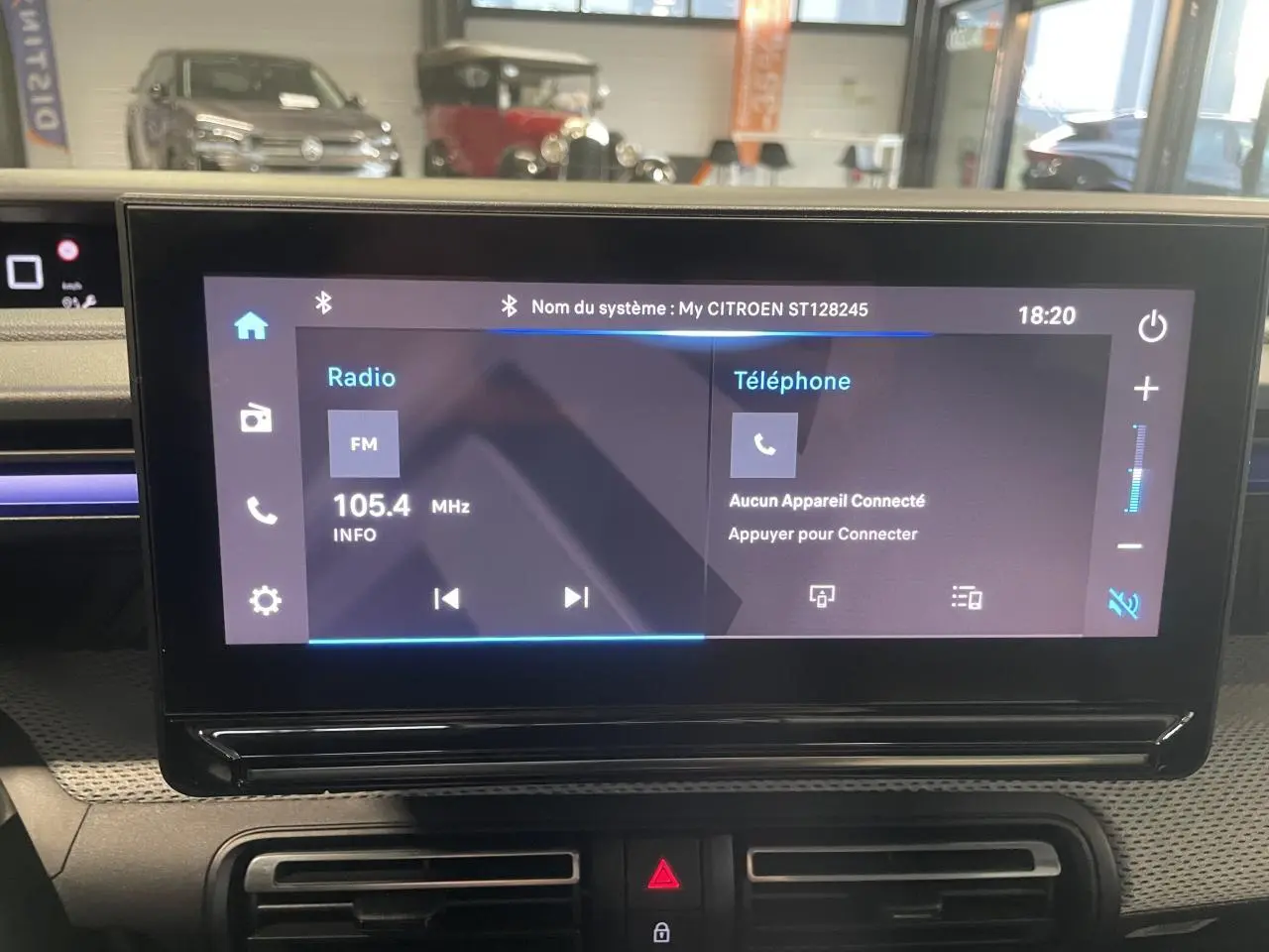 Écran tactile central de la Citroën C3 2025 affichant radio FM et menu téléphone, intérieur moderne et épuré.