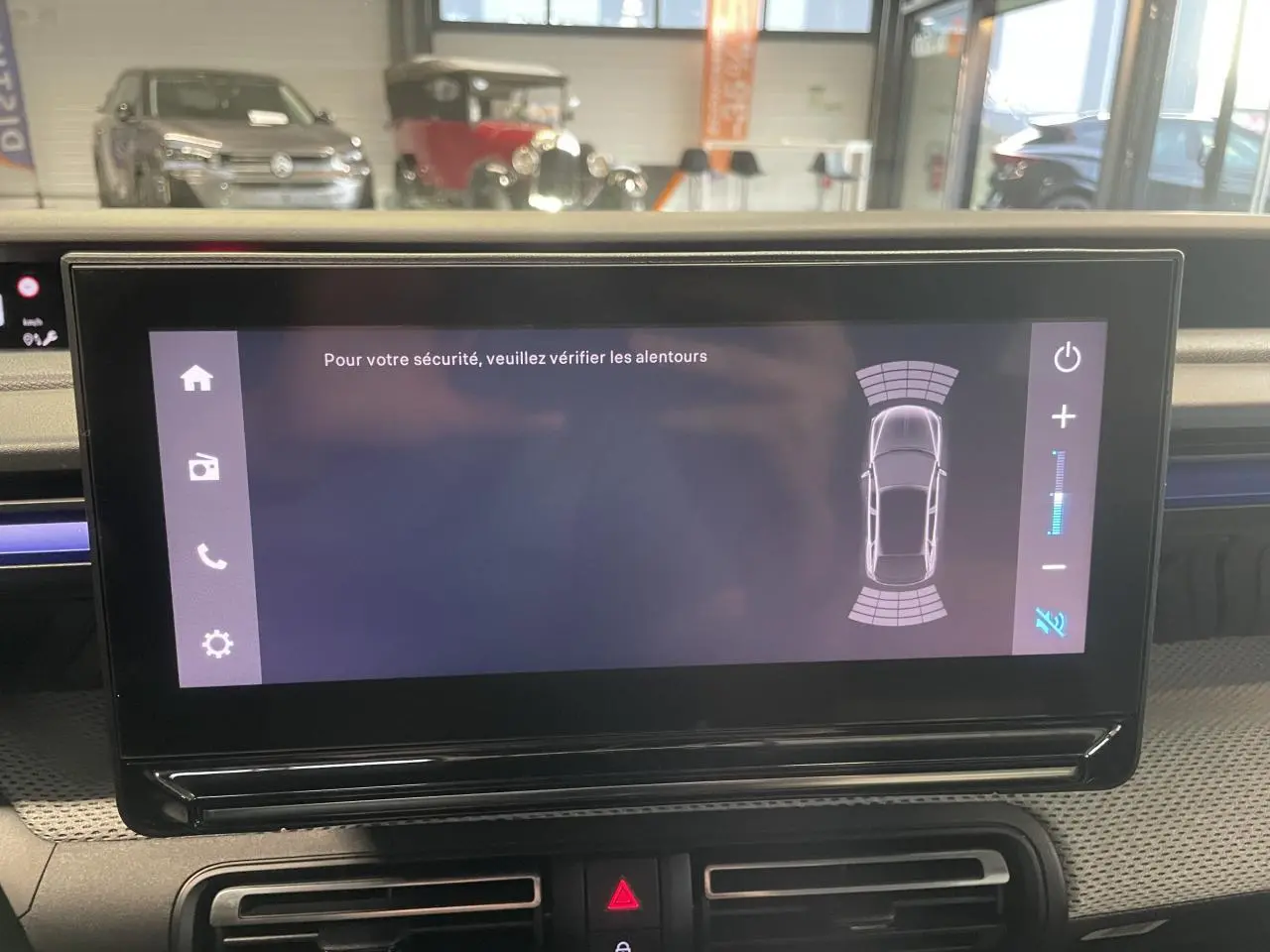 Écran tactile central affichant l’alerte de sécurité, avec reflet d’un Citroën C3 gris foncé en arrière-plan.