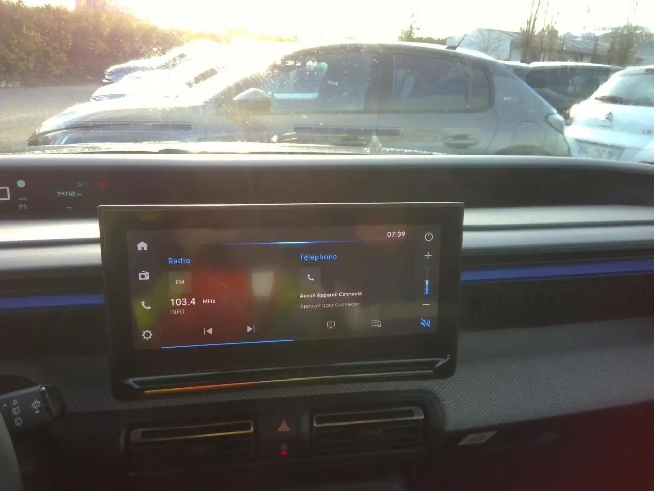 Vue intérieure du tableau de bord de la Citroën C3 2025 avec écran tactile central et décor bleu Ultra Blue.