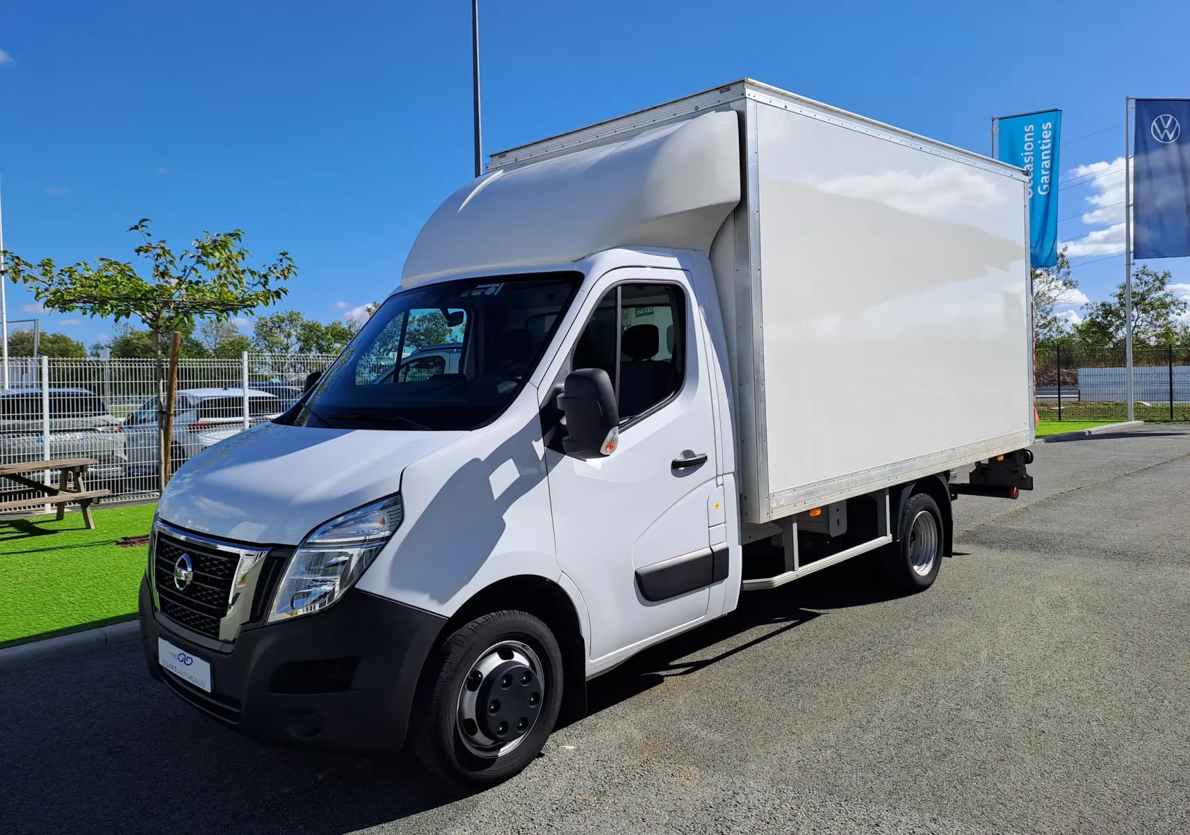 Nissan Interstar Chassis Cabine blanc vu en 3/4 avant droit, avec caisse de livraison et calandre noire.