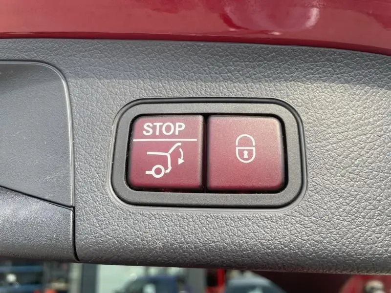Boutons rouges de commande d'ouverture/fermeture du coffre et de verrouillage sur un Mercedes GLA 200 D AMG-LINE rouge métal 2022.