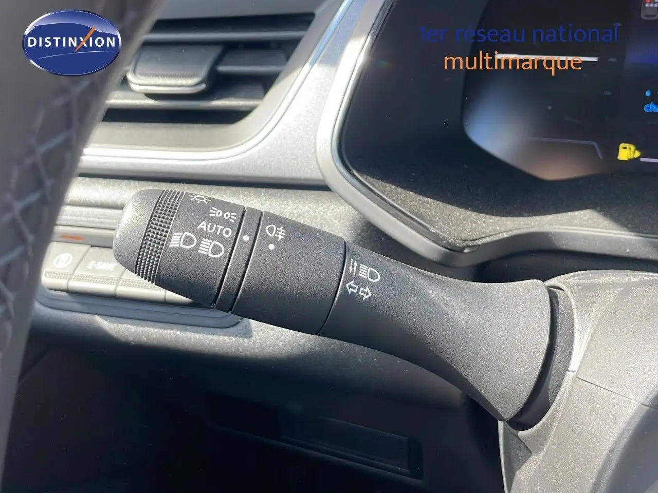 Gros plan sur la commande des feux et clignotants dans l'habitacle du Renault Captur noir étoile métal 2025.