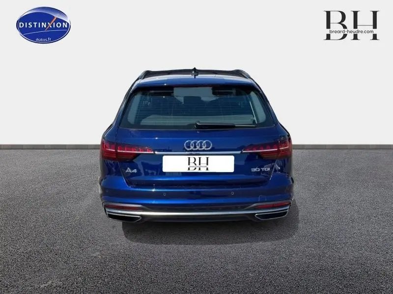 Vue arrière d'une Audi A4 Avant 30 TDI bleu Navarre métallisé avec feux LED et double sortie d'échappement chromée.