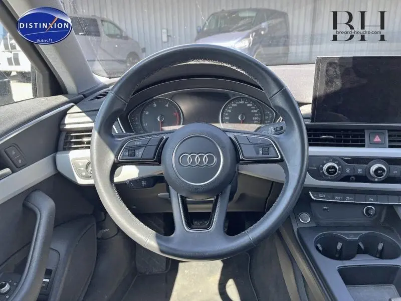 Vue intérieure centrée sur le volant cuir multifonction d'une Audi A4 Avant 30 TDI 2021 avec tableau de bord et écran tactile.