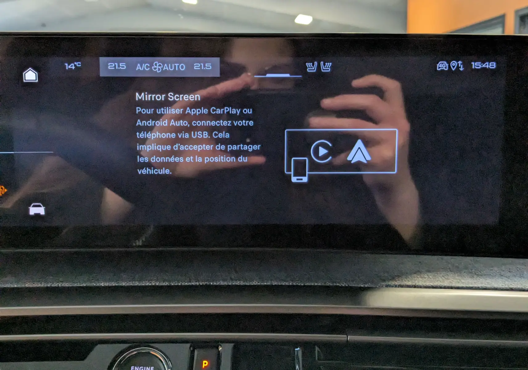 Écran tactile central du Peugeot 3008 Hybrid 145 GT affichant l'interface Mirror Screen avec commandes climatisation.