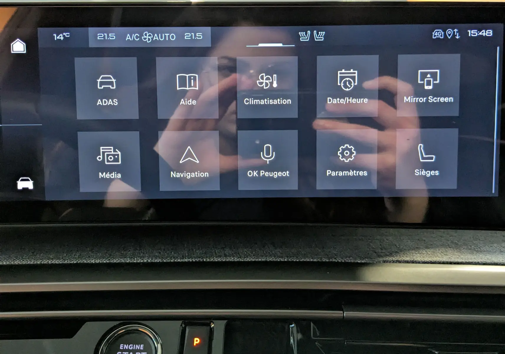 Écran tactile central du Peugeot 3008 Hybrid 145 GT, affichant les menus de navigation et assistance, intérieur gris titane.