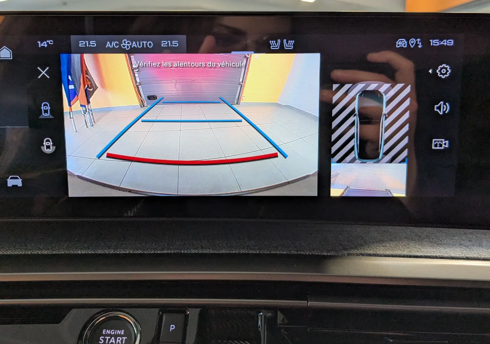 Écran central du Peugeot 3008 Hybrid 145 GT 2025 montrant la caméra de recul avec guidage dynamique et vue 360° intérieure.