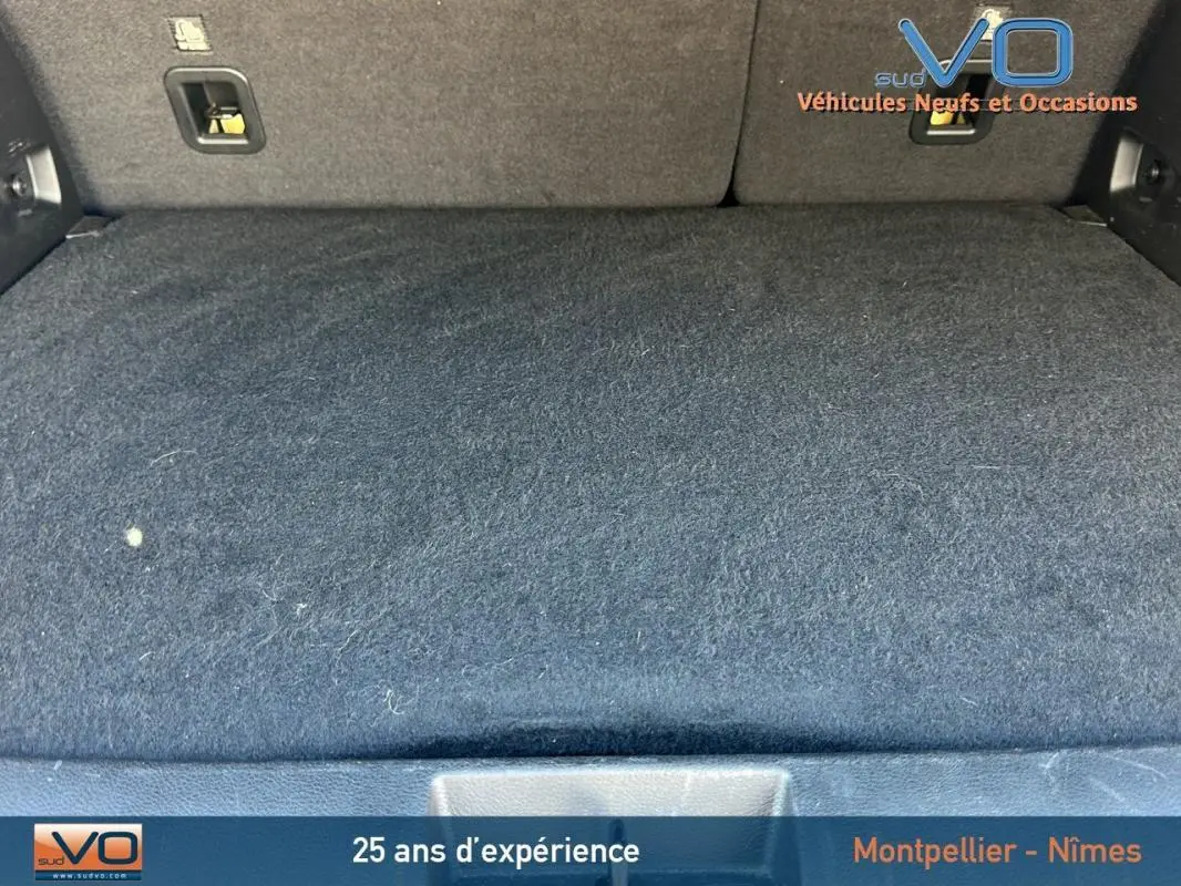 Vue du coffre noir du Jeep Renegade 2024, montrant la moquette et les fixations arrière du siège.