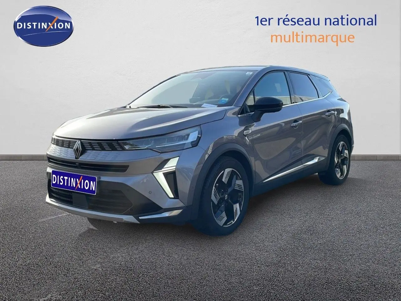 Renault Symbioz gris cassiopée métal en vue 3/4 avant droit, mettant en valeur ses lignes modernes et ses jantes stylisées.