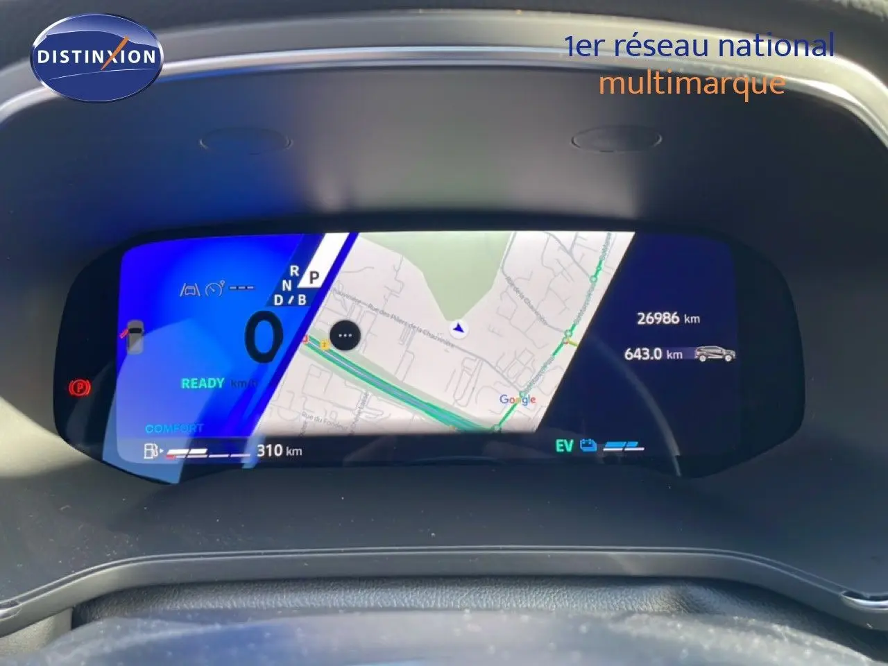 Vue rapprochée du tableau de bord numérique affichant la navigation et les informations de conduite du Renault Symbioz gris cassiopée.
