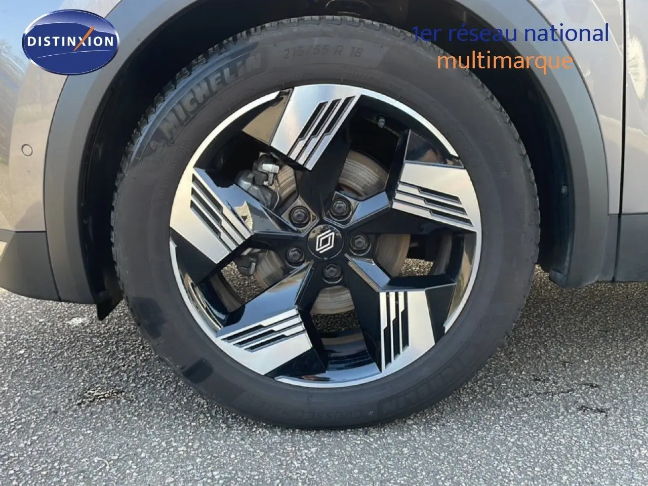 Gros plan sur la roue avant droite du Renault Symbioz gris cassiopée métal avec jante noire et argentée au design géométrique.