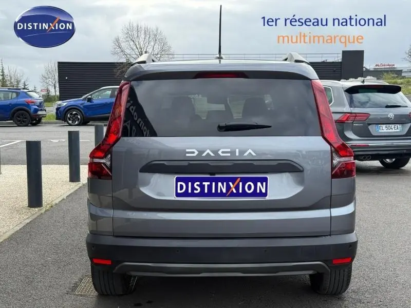Vue arrière du Dacia Jogger gris 2025 avec feux verticaux caractéristiques et logo distinctif sur hayon.