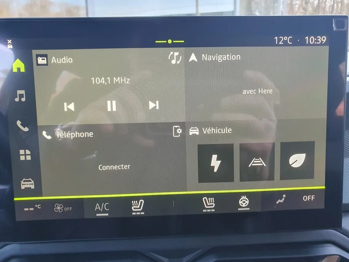 Écran tactile central du Dacia Duster 2026 gris schiste montrant les options audio, navigation et véhicule.