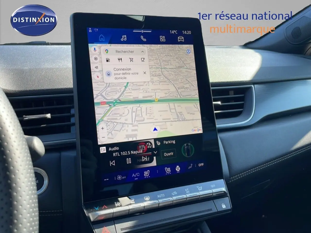 Vue intérieure du tableau de bord de la Renault Symbioz noire, avec écran tactile central affichant la navigation.