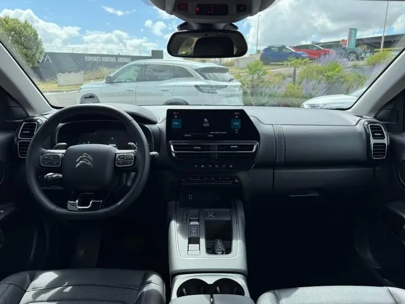 Intérieur noir du Citroën C5 Aircross 2025, vue frontale du tableau de bord avec écran tactile et volant multifonction.