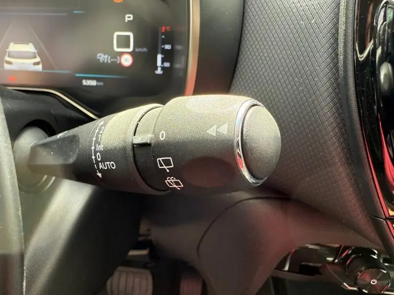 Gros plan sur la commande d’essuie-glace noire côté gauche du tableau de bord du Citroën C5 Aircross 2025 hybride.