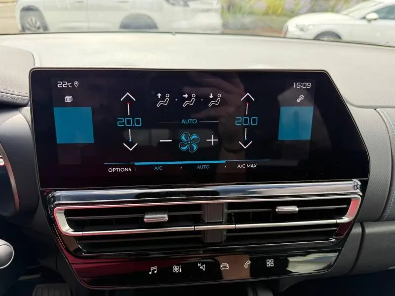 Écran tactile central de la climatisation du Citroën C5 Aircross 2025, affichage digital et commandes modernes.