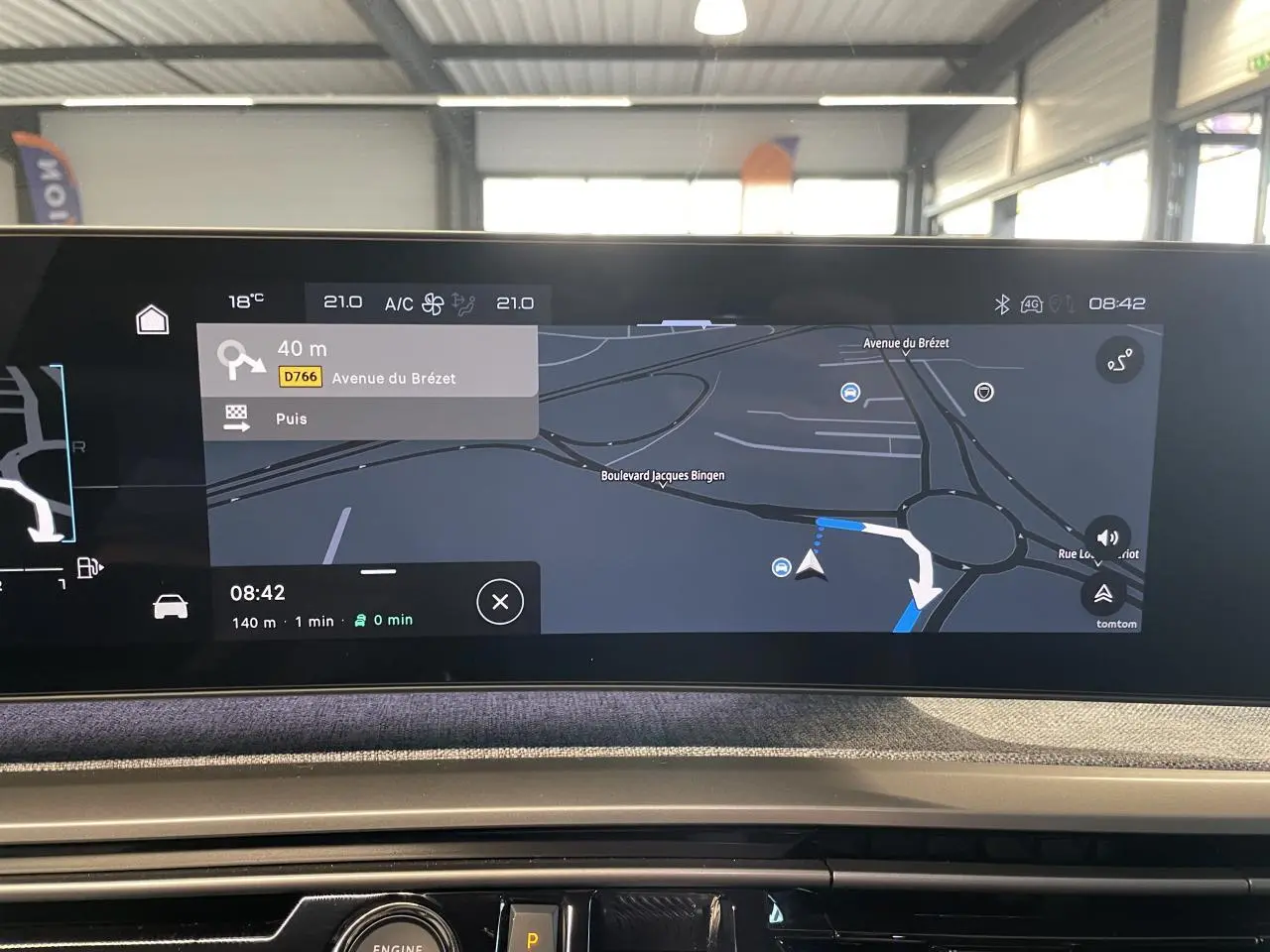 Écran tactile de navigation du Peugeot 3008 2025 affichant un itinéraire, intégré dans la planche de bord.