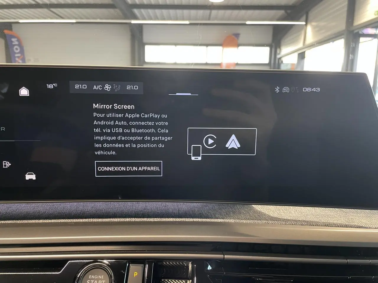 Vue intérieure du tableau de bord du Peugeot 3008 2025 avec écran tactile affichant la fonction Mirror Screen.