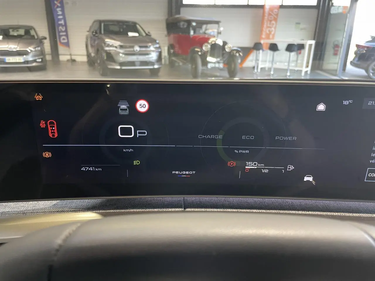 Tableau de bord numérique du Peugeot 3008 hybride 2025 affichant vitesse, autonomie et modes de conduite.