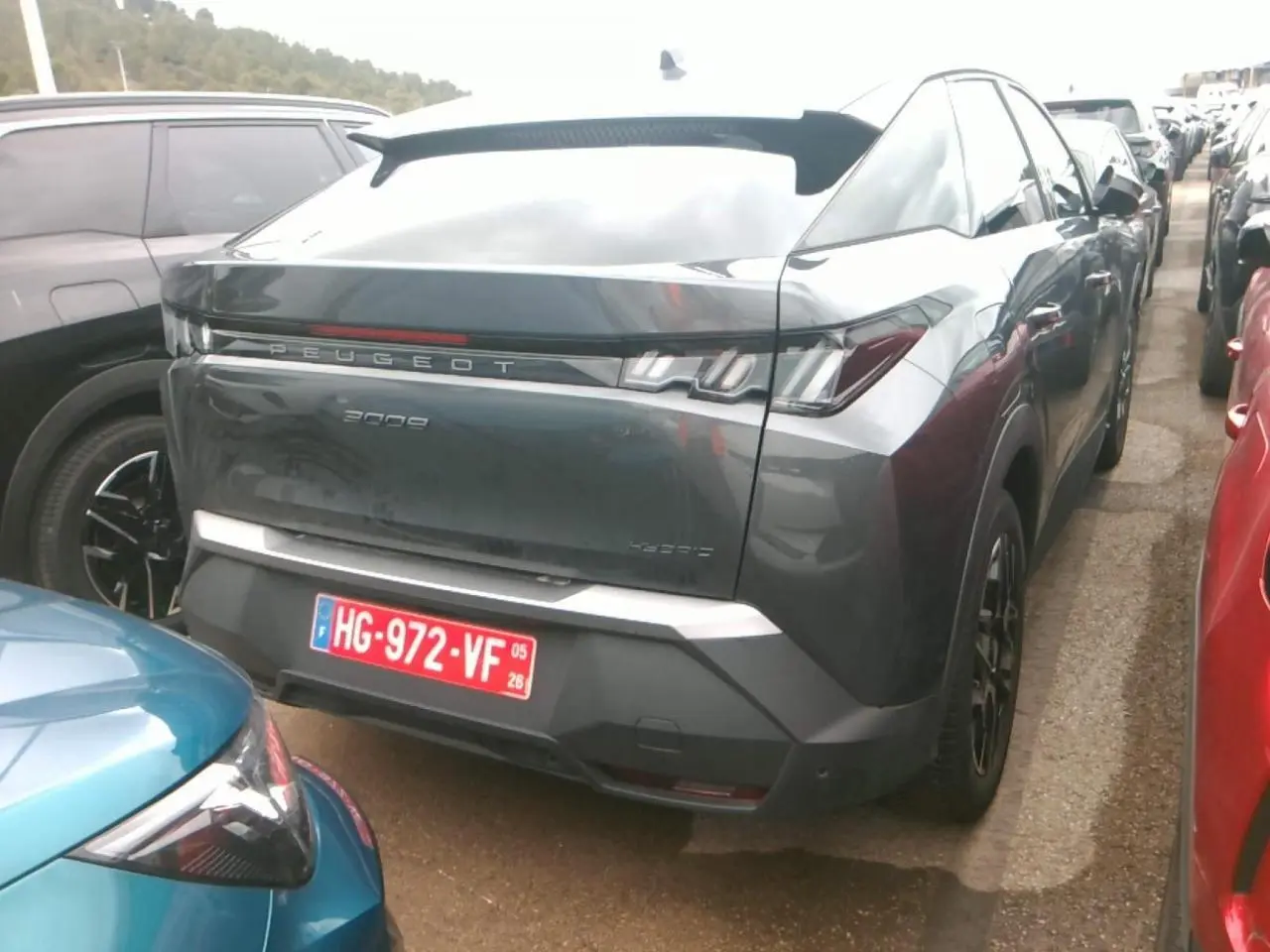 Vue 3/4 arrière droite du Peugeot 3008 gris foncé avec jantes alliage 19'' noir brillant et feux LED distinctifs.