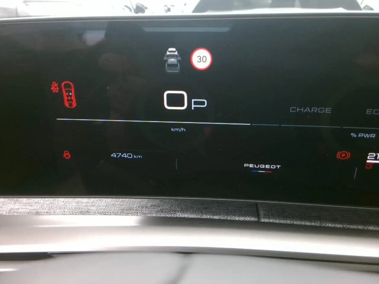 Affichage numérique du tableau de bord du Peugeot 3008 hybride 2025, avec indicateur de vitesse à 0 km/h et 4740 km au compteur.
