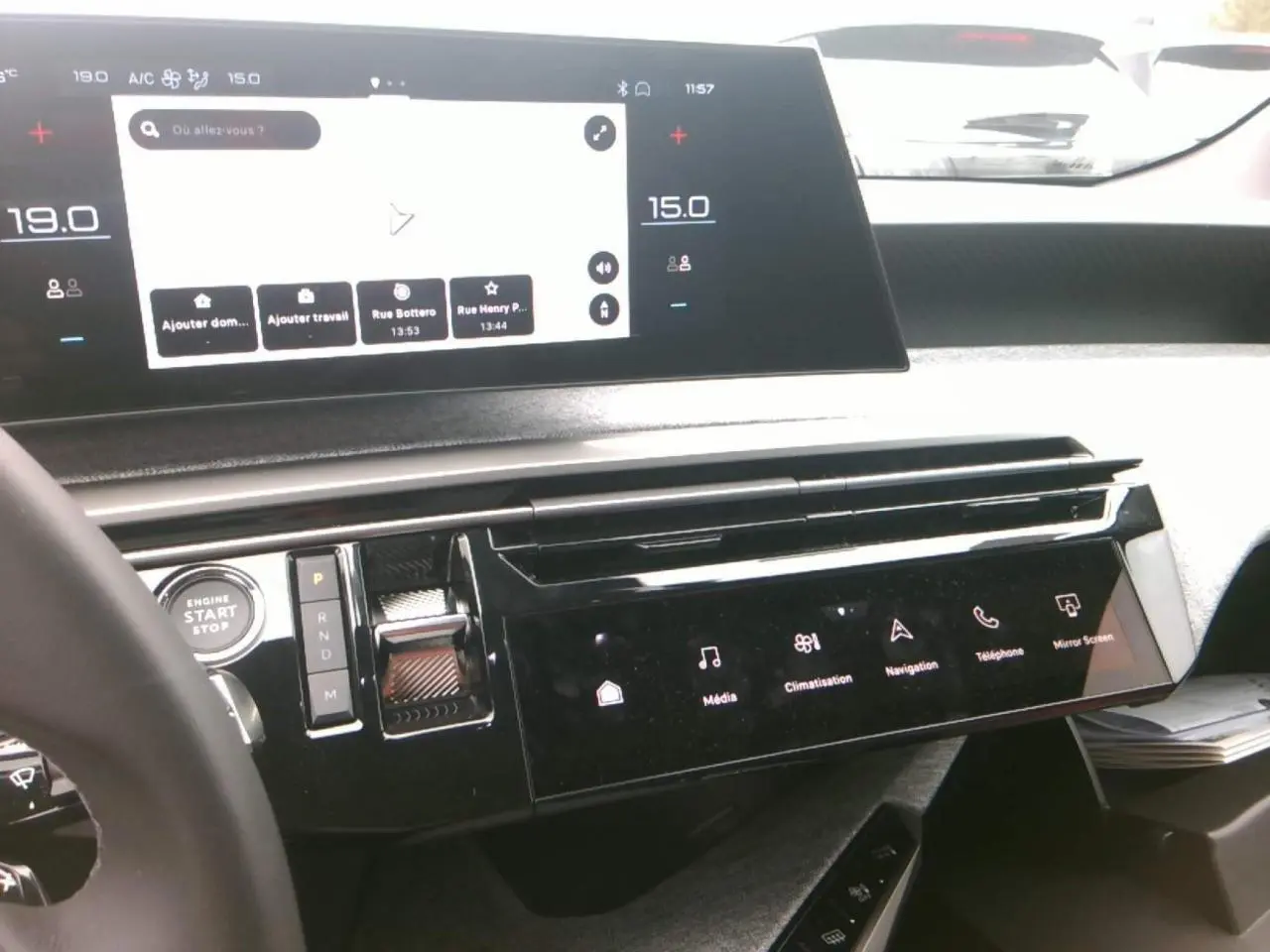 Vue intérieure du tableau de bord du Peugeot 3008 gris foncé 2025, avec écran tactile et commandes digitales.