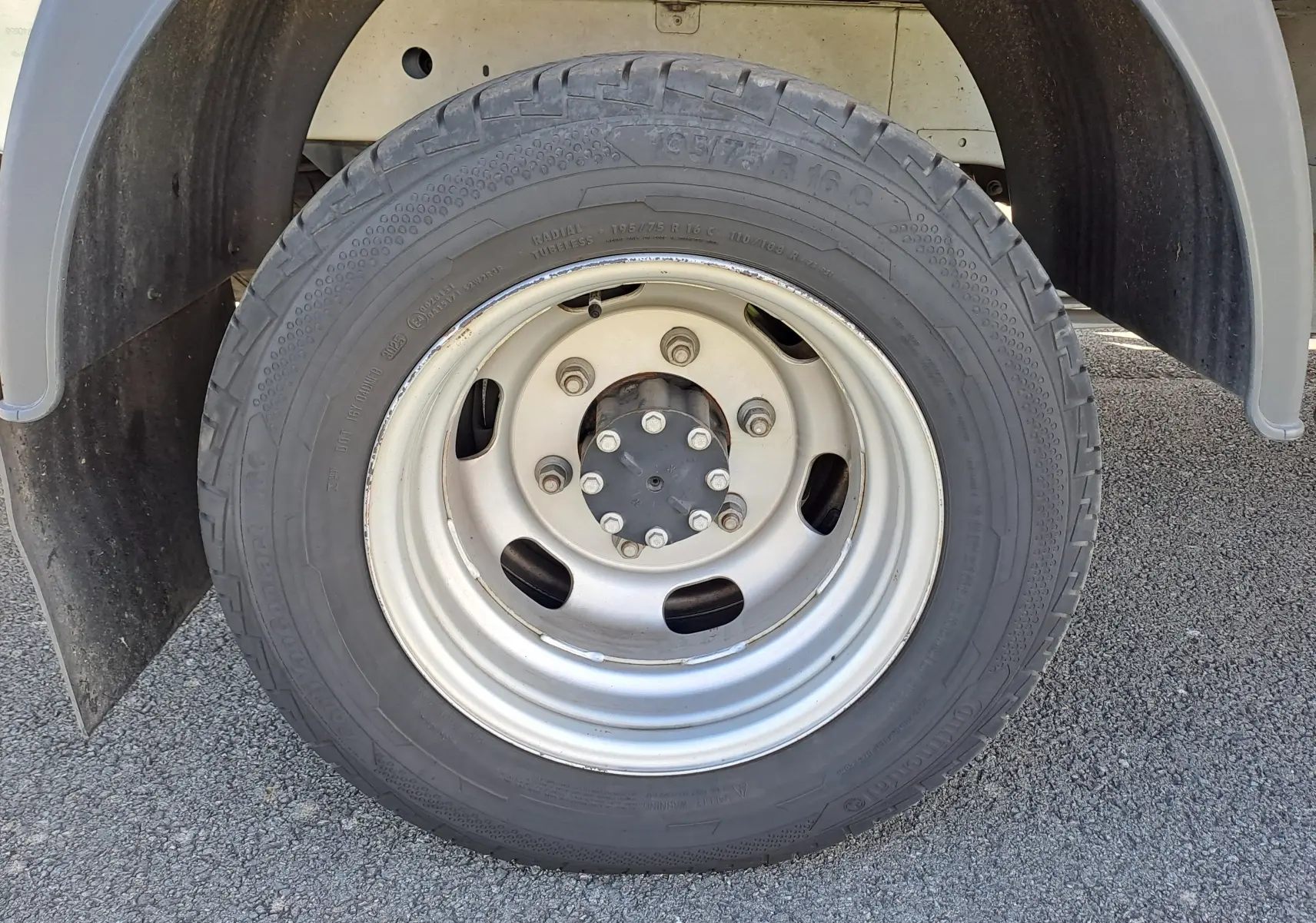 Gros plan sur la roue arrière droite du Nissan Interstar Chassis Cabine blanc, montrant le pneu et l’aile du véhicule.