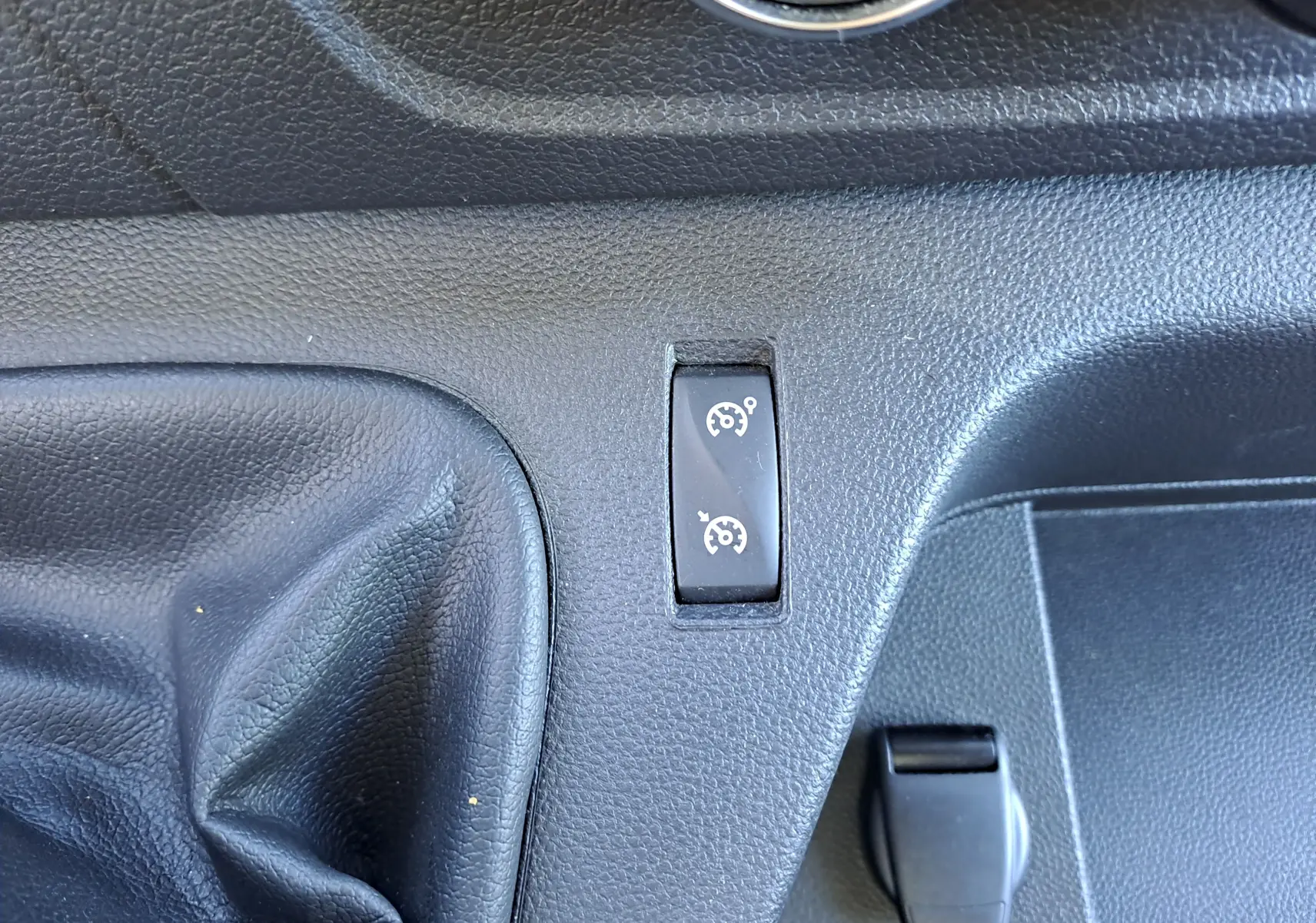 Détail intérieur du levier de vitesses et bouton de régulateur de vitesse du Nissan Interstar Chassis Cabine blanc 2024.