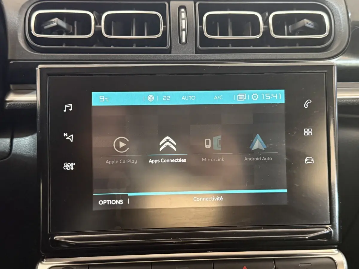 Écran tactile central affichant les options Apple CarPlay et Android Auto dans le tableau de bord d'une Citroën C3 2019.
