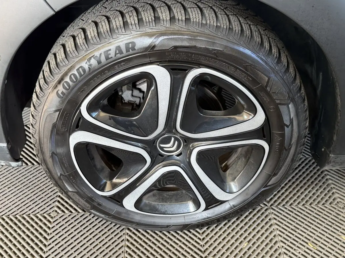 Gros plan sur la roue avant droite grise de la Citroën C3 2019 avec jante alliage noire et argent Goodyear.