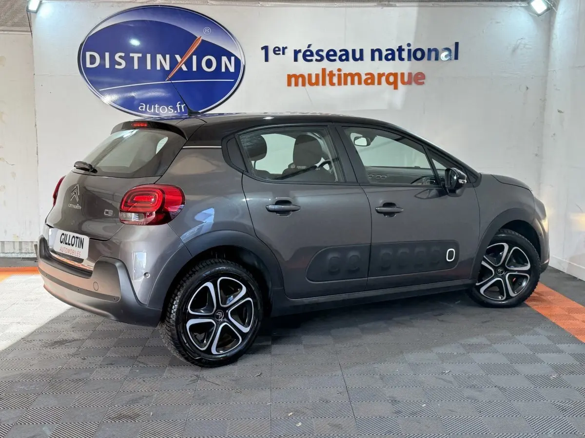 Vue latérale droite d'une Citroën C3 gris clair avec jantes noires et inserts Airbump distinctifs sur les portes.