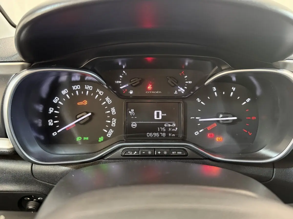 Tableau de bord de Citroën C3 gris clair 2019, affichage numérique au centre avec compte-tours et vitesse.