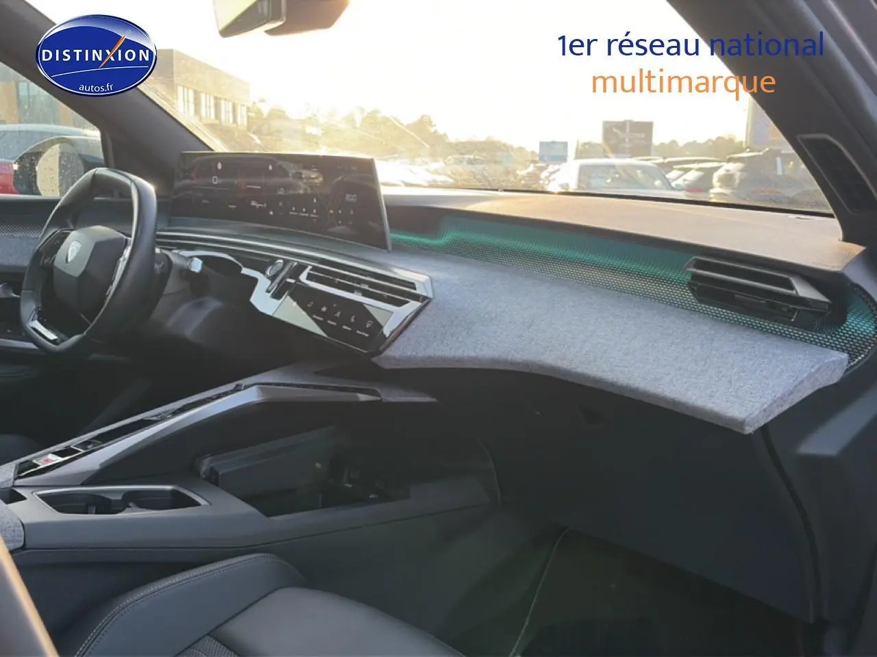 Intérieur avant droit du Peugeot 3008 gris 2025 avec tableau de bord moderne et volant multifonction cuir.