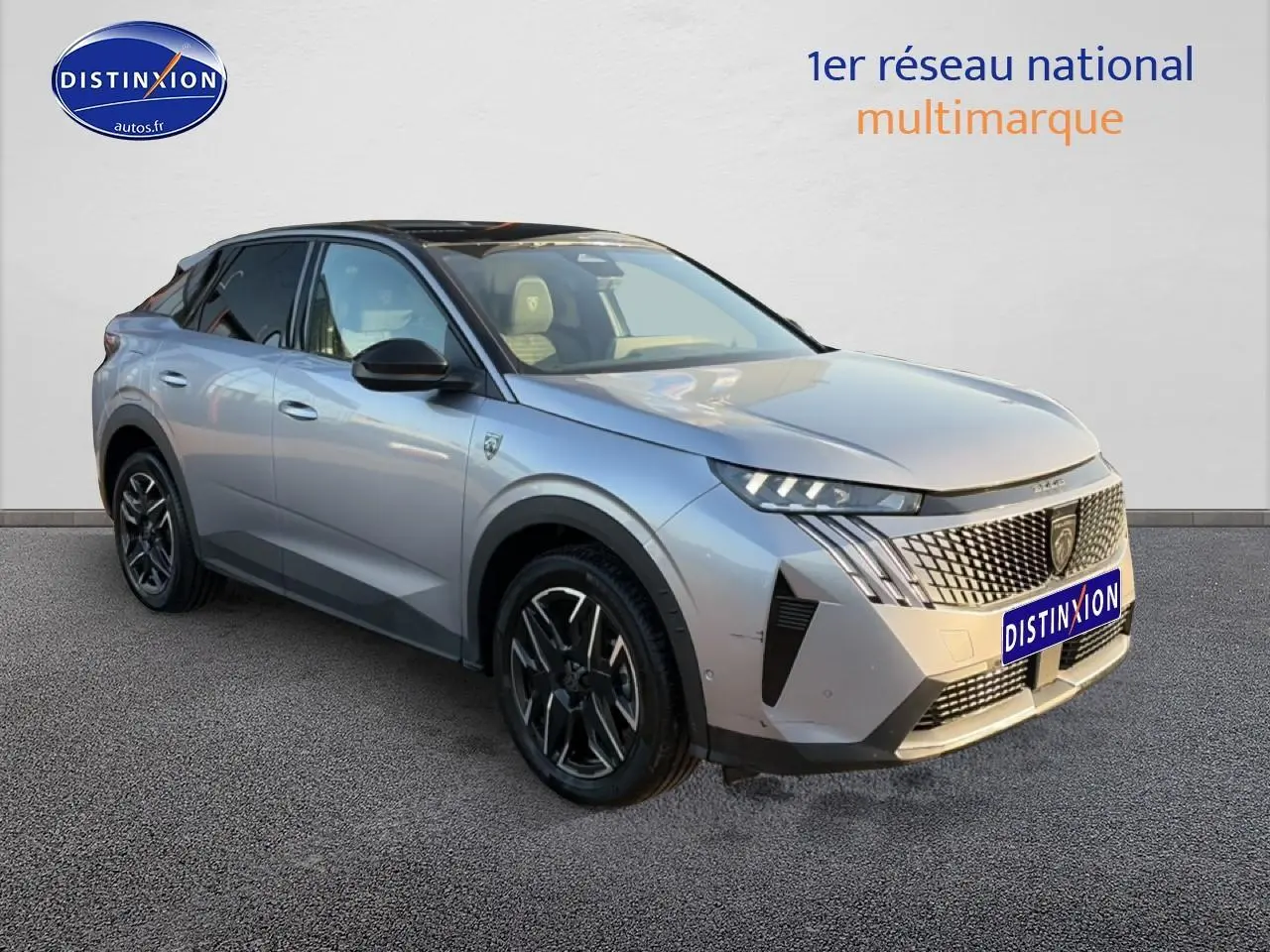 Peugeot 3008 gris 3/4 avant droit avec calandre distinctive et jantes alliage noires.