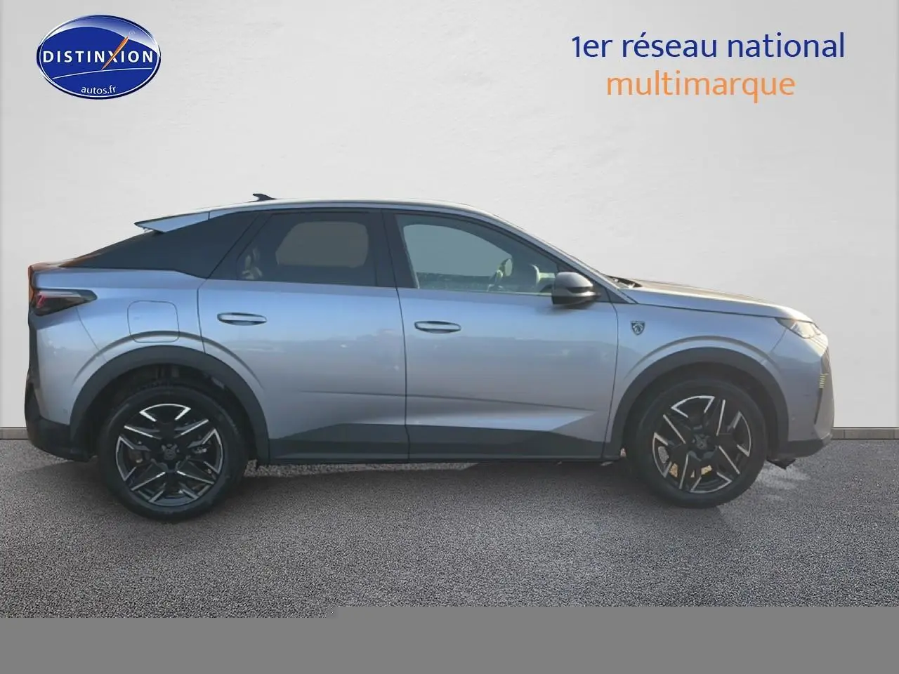 Vue de profil côté gauche d’un Peugeot 3008 gris 2025 avec jantes alu noires et toit noir contrasté.