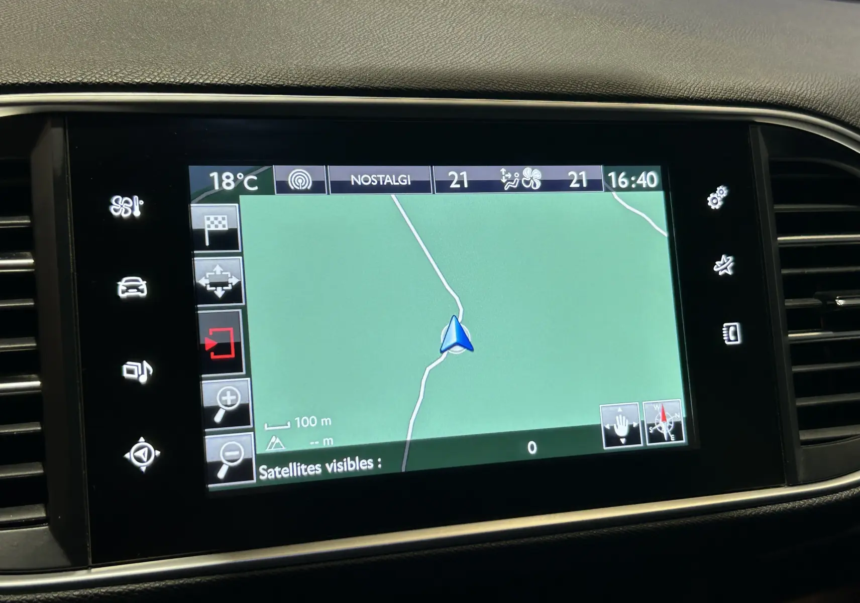 Écran GPS central allumé dans le tableau de bord noir d’une Peugeot 308 1.6 BlueHDi 2017, affichant une carte simple.