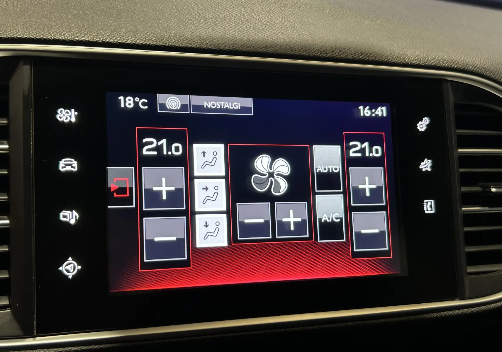 Écran tactile central de la Peugeot 308 GT Line 2017 montrant le réglage de la climatisation à 21°C en mode automatique.