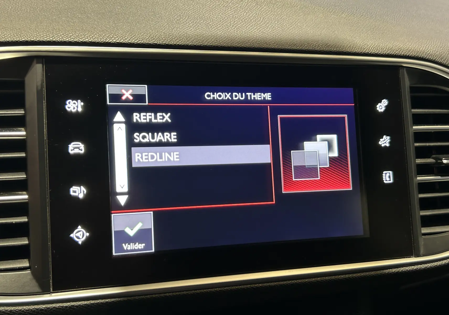 Écran tactile central de Peugeot 308 noir 2017 affichant le menu de choix du thème avec l’option "Redline" sélectionnée.